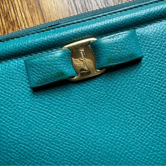 🩷LAST CHANCE🩷 Salvatore Ferragamo Teal Bow Zippy Wallet - Picture 3 of 8